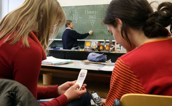 Барнаульские школьники к 1 сентября хотят получить в подарок смартфон, а не книгу