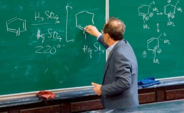 Средняя зарплата преподавателей алтайских вузов составила 37,5 тысяч