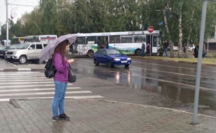 В Барнауле автобус протаранил пять автомобилей, три человека пострадали