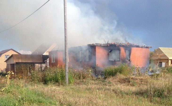 В барнаульском поселке от удара молнии сгорел коттедж