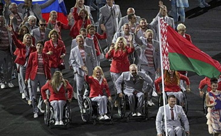 Белорусские паралимпийцы пронесли флаг России на открытии Игр в Рио