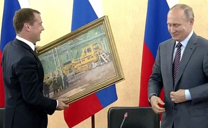 Путин поздравил Медведева с днем рождения и подарил ему картину "В цеху"