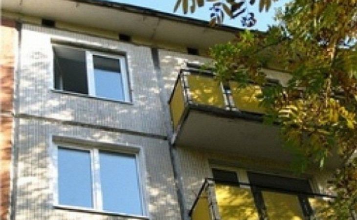 16-летняя девушка погибла после падения из окна пятого этажа в Барнауле