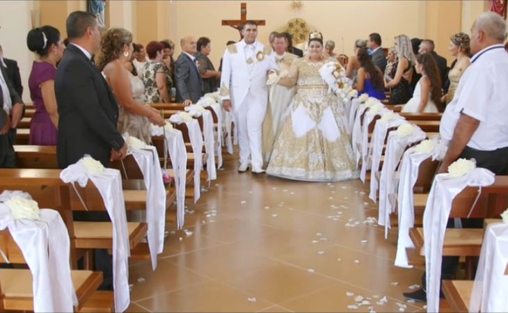 Красиво жить не запретишь: цыганская свадьба с дождем из золота и купюр в 500 евро поразила Сеть