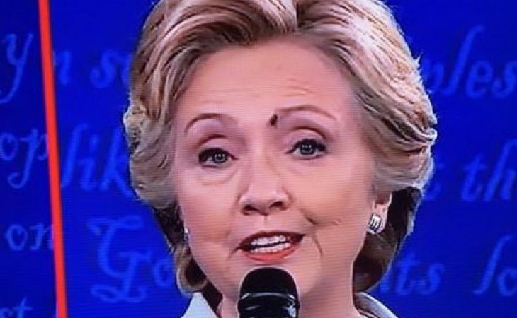 Муха, севшая на Клинтон во время дебатов, обрела невероятную популярность в интернете