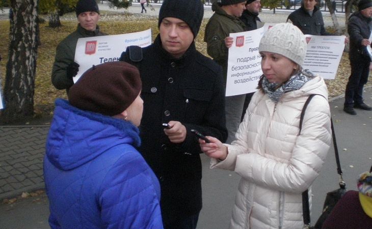 Фотоэссе: как прошел в Барнауле пикет против телеканала "ТНТ"