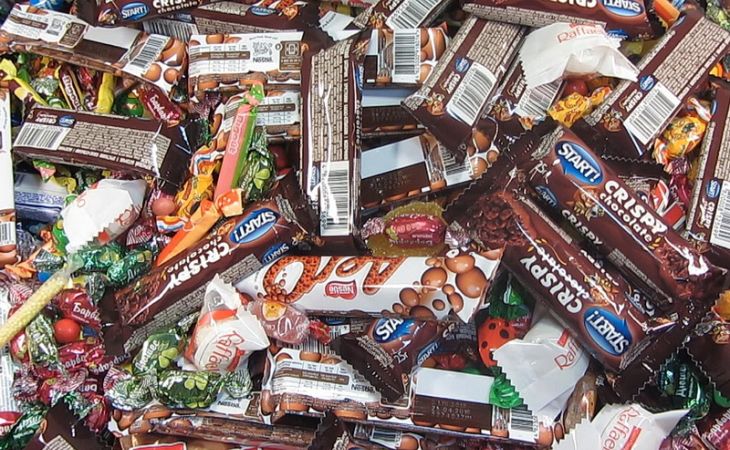 Три тонны контрафактных конфет задержали алтайские таможенники