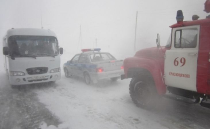 Девять человек в пяти машинах застряли на трассе в Алтайском крае