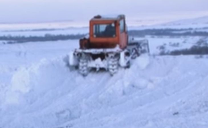 Жители Алтайского села из-за снега оказались отрезаны от мира. Видео