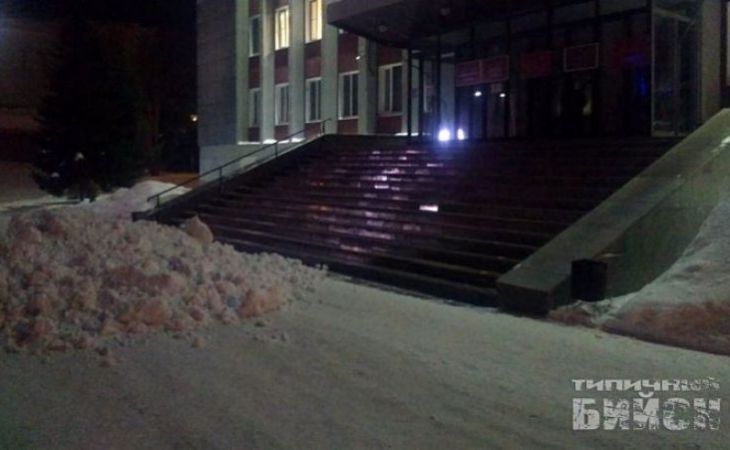 Водитель КамАЗа по "заказу" незнакомца вывалил кучу снега возле здания администрации Бийска