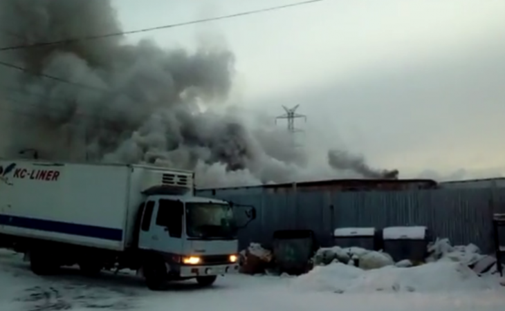 В Барнауле из-за сильного пожара перекрыли улицу