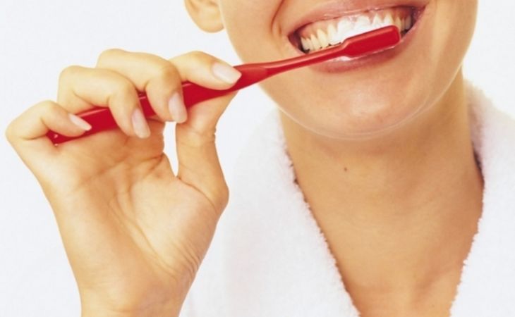 Чистка зубов может вызвать рак – ученые