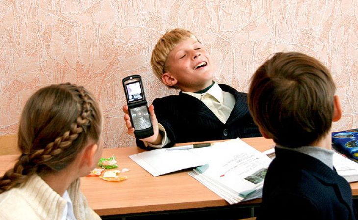 Использование смартфонов во время уроков не влияет на успеваемость школьников