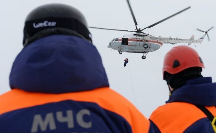 Спасатели обустраивают лагерь для поиска упавшего вертолета возле Телецкого озера