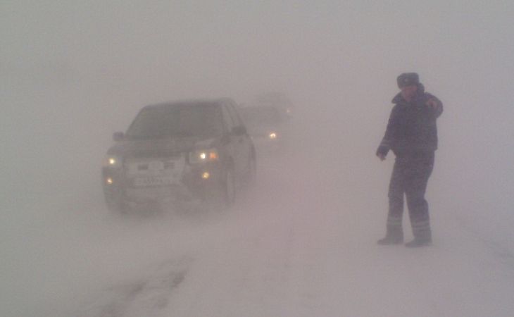 Экипажи ДПС Алтайского края приходят на помощь водителям, попавшим в "снежный плен"