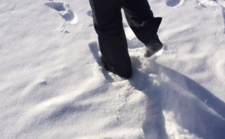 Жительница одного из сел на Алтае отправила ребенка зимой в школу босиком
