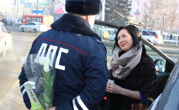 Барнаульские автоледи получили цветы вместо штрафов - фотоэссе