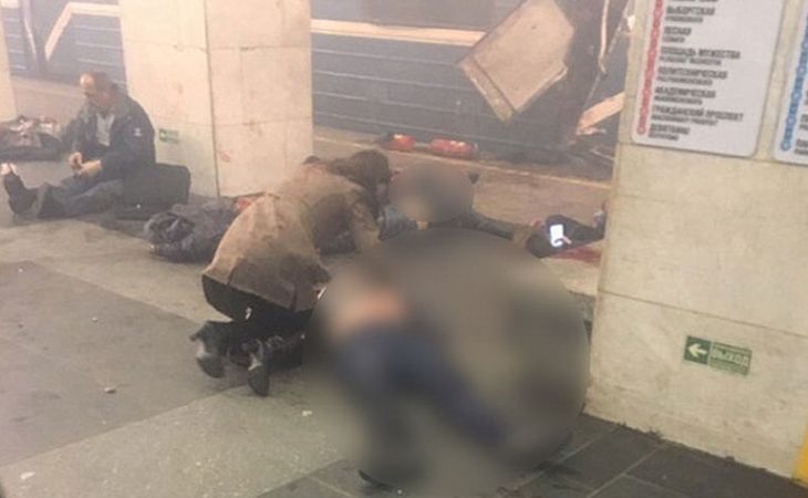 На месте взрывов в петербургском метро обнаружили 12 тел