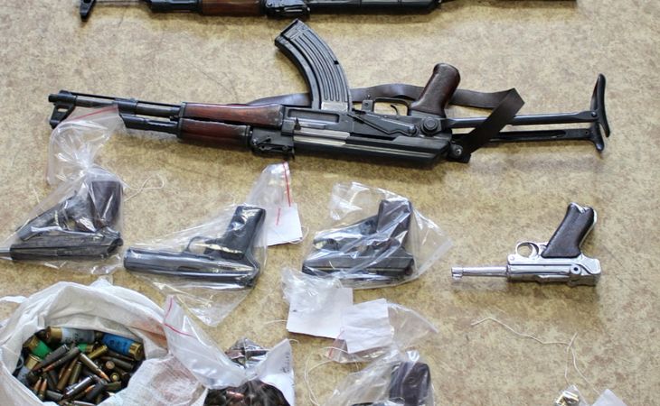 ФСБ задержала барнаульца с целым арсеналом незаконного боевого оружия