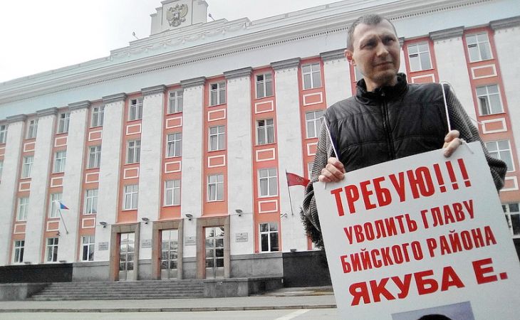 Пикет "За отставку главы Бийского района Якубу" прошёл в Барнауле
