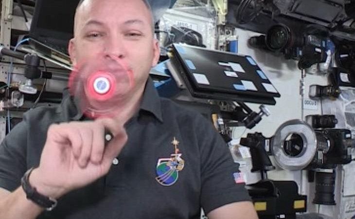 Космонавты NASA раскрутили спиннер в космосе