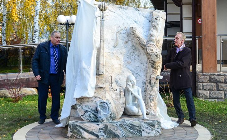 Скульптурная композиция "Der Kontrabass" появились в Алтайском крае