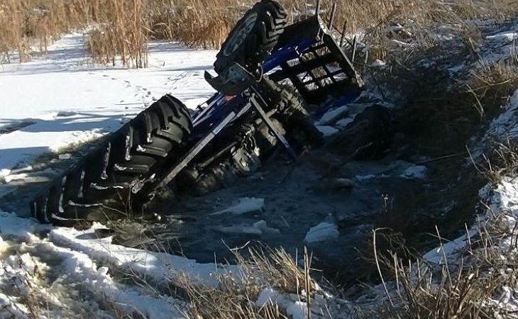 Житель Алтайского края утонул в ледяной воде, не сумев выбраться из кабины трактора