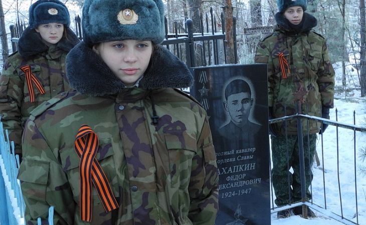 Надгробный памятник полному кавалеру ордена Славы Фёдору Ахапкину установлен в Барнауле