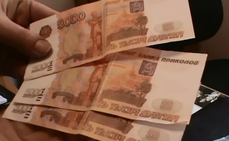 Барнаульские мошенники меняют купюры "Банка приколов" на настоящие деньги