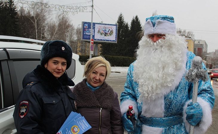 Автоинспекторы Алтайского края присоединились к акции "Полицейский Дед Мороз"