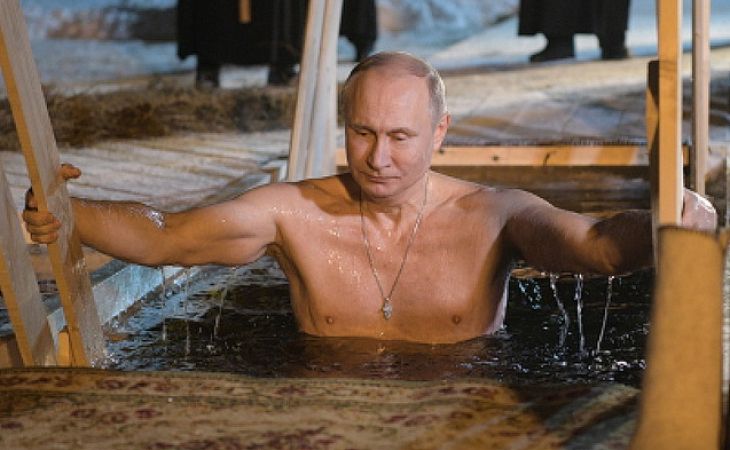 Путин на Крещение окунулся в прорубь в монастыре на Селигере