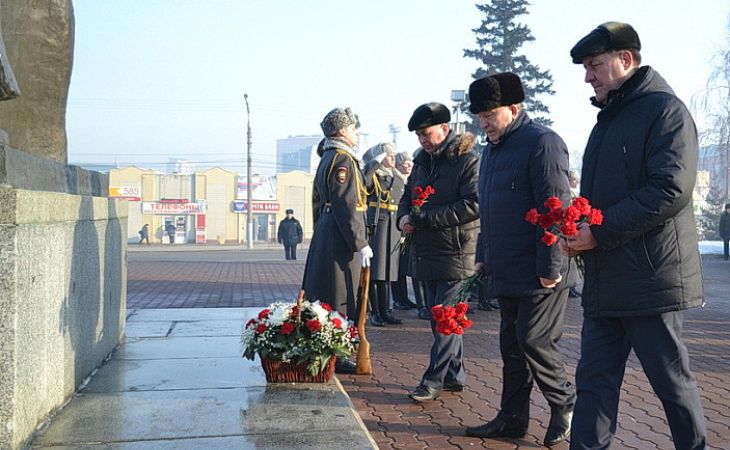 В Барнауле состоялось возложение цветов, посвященное 75-летию Победы в Сталинградской битве
