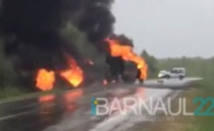 На трассе в Алтайском крае перевернулся и загорелся бензовоз‍ (видео)