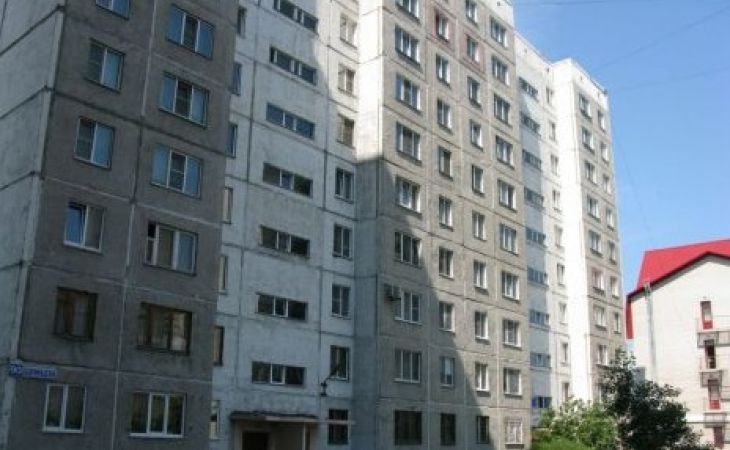 Женщина погибла в Барнауле, выпав из окна жилого дома