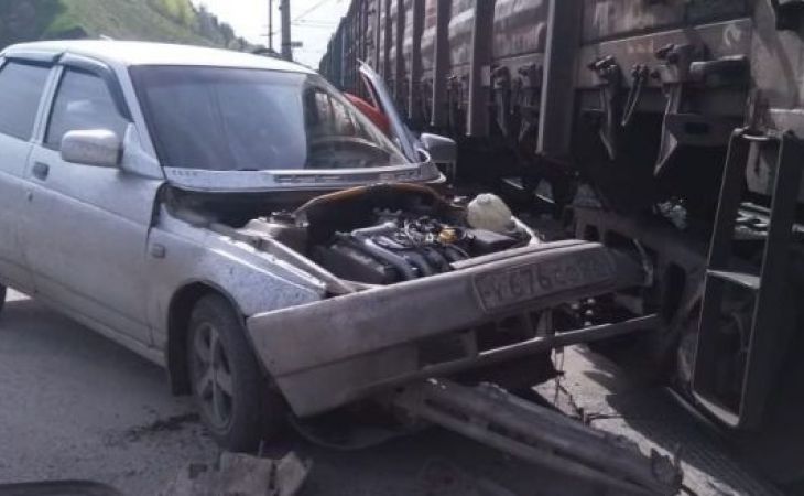 Автоледи въехала в поезд на железнодорожном переезде в Алтайском крае