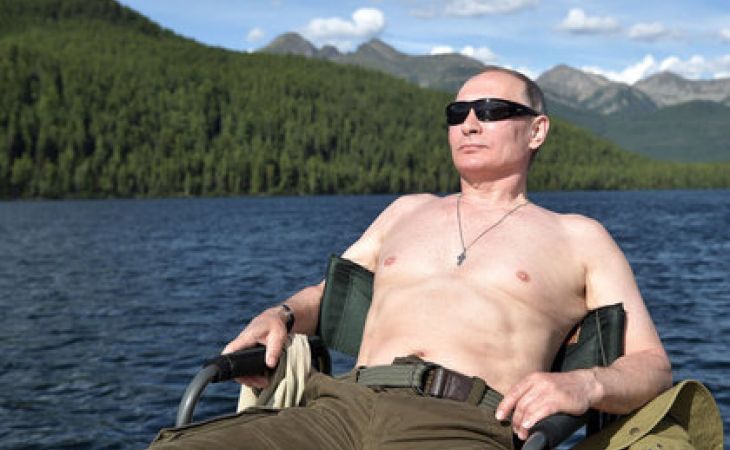 Владимир Путин прокомментировал свои фото в полуголом виде