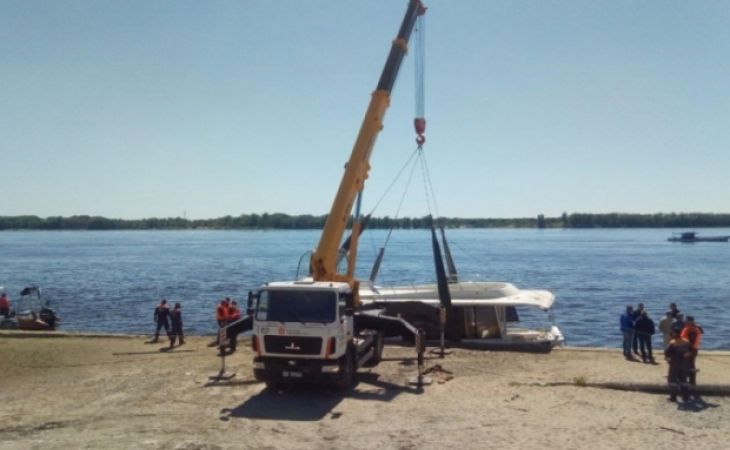 Затонувший в Волгограде катамаран подняли из воды