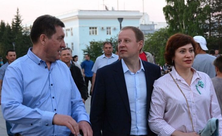 Виктор Томенко вместе с женой посетили праздничный салют в Барнауле 12 июня