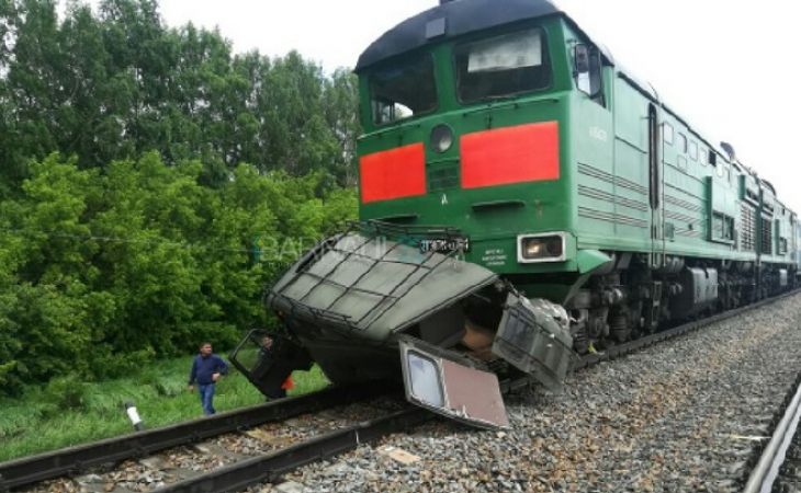 Грузовой поезд снес УАЗ на переезде в Алтайском крае