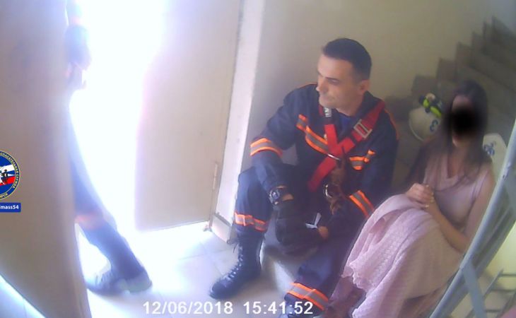 Спасатели сняли девушку с перил балкона 17 этажа в Новосибирске (фото, видео)