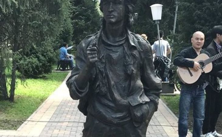 Памятник Виктору Цою открыли в Алма-Ате в его день рождения
