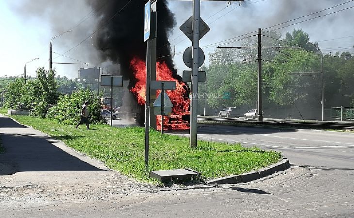 Мусоровоз загорелся посреди дороги в Барнауле