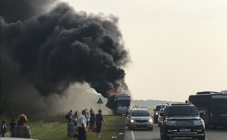 Пассажирский автобус полностью сгорел на трассе в Павловском районе