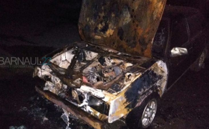 В Барнауле в ночь на 17 августа сгорел автомобиль, в котором погиб человек