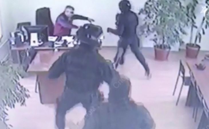 Лицом в пол: руководитель «Горзеленхоза» в Барнауле задержан за взятку