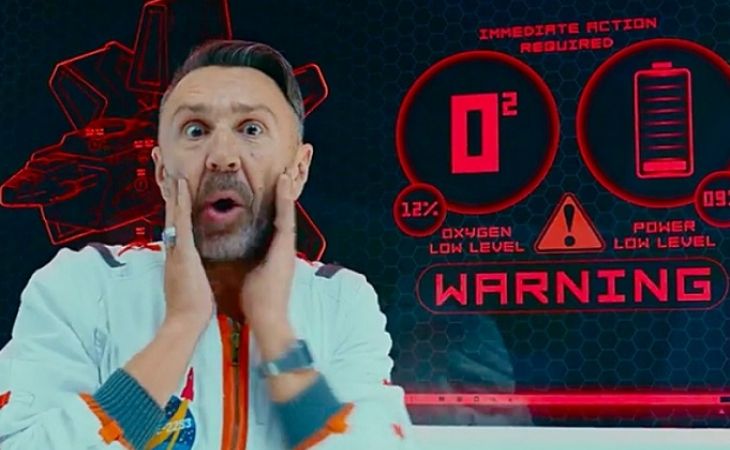 Шнуров расстроил поклонников новым клипом на песню "Цой"
