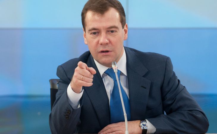 Медведев пригрозил нефтяникам пошлинами в случае роста цен на бензин