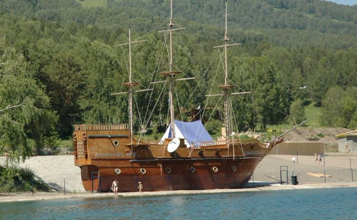 Главный символ Бирюзовой Катуни – гостиницу-корабль – продают за 50 млн рублей