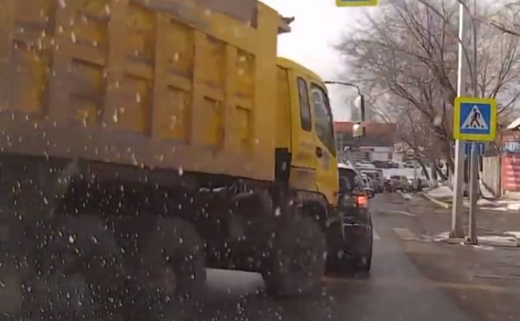 КамАЗ протаранил иномарку в Барнауле: видео