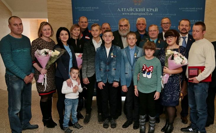 Юным жителям Алтайского края вручили медали "За мужество в спасении"